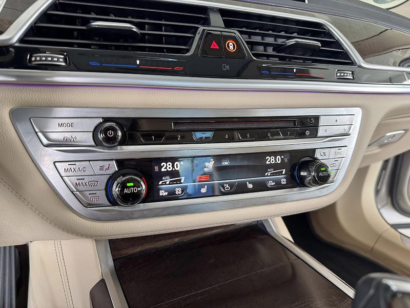 BMW Řada 7 730d xDrive*Laser*Dověry*Masáž - fotka 27 z 46