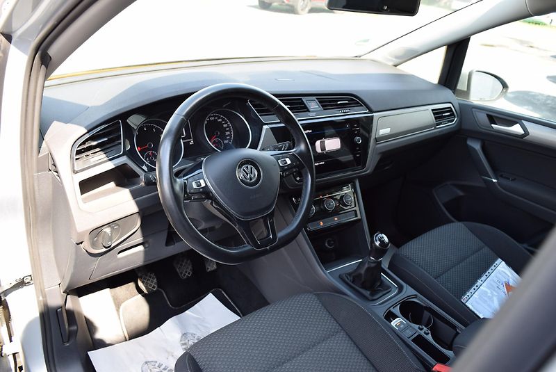 Volkswagen Touran (2019) 1.5TSI 110kw CLBMT 7MÍST TAŽNÉ - fotka 23 z 46