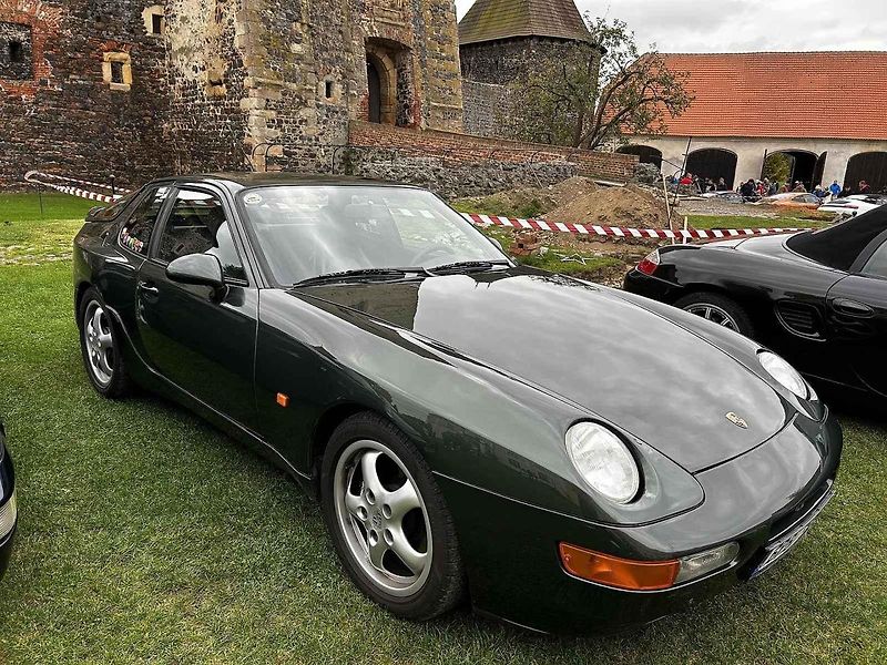 Sraz vozů Porsche ve Švihově na hradě.
