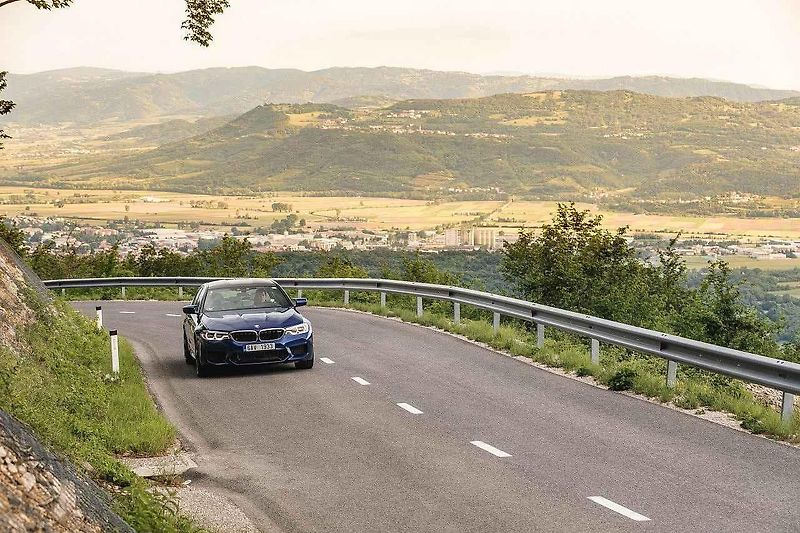 BMW i8 Roadster a M5.