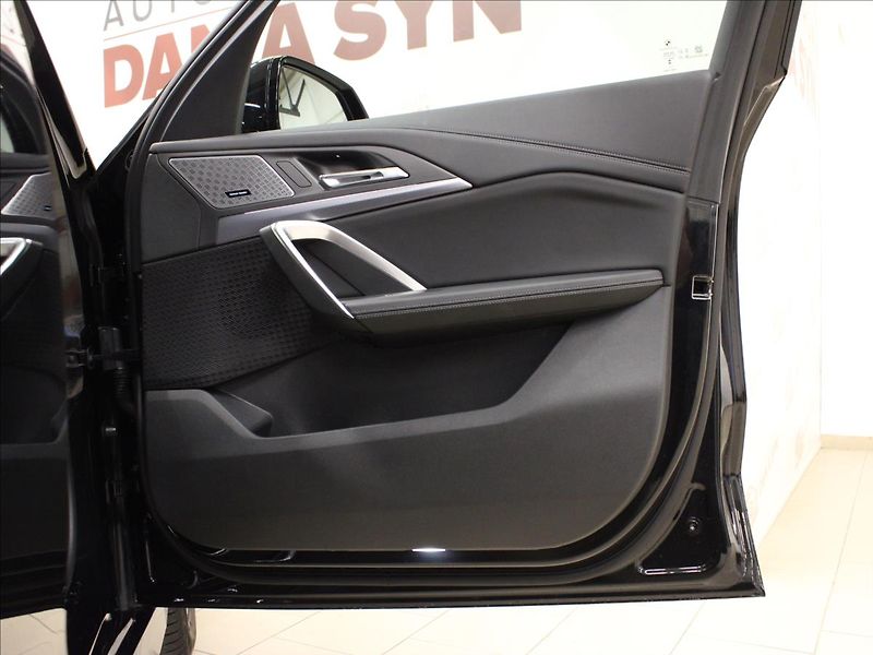 BMW X1 2,0 xDrive 23i M-paket zánovní - fotka 11 z 34