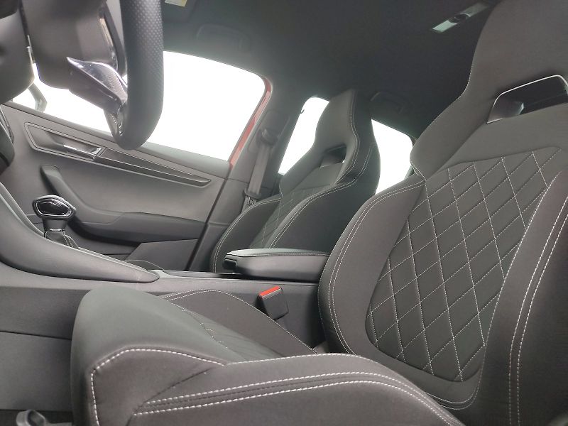 Škoda Karoq (2023) SportLine Plus 1,5 Tsi 110 Kw - fotka 23 z 35