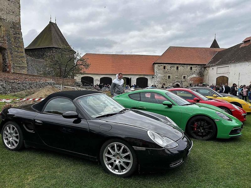 Sraz vozů Porsche ve Švihově na hradě.