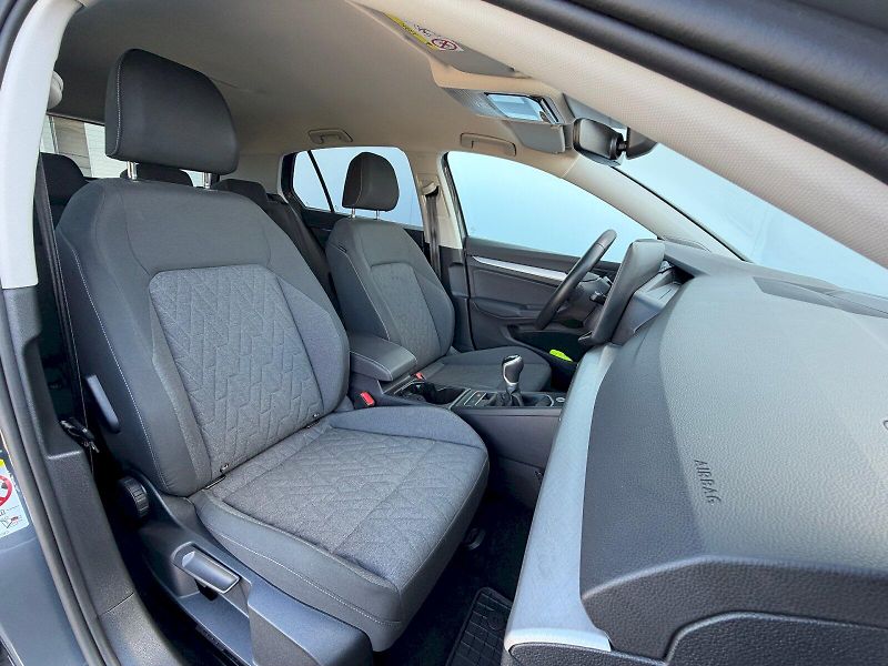 Volkswagen Golf (2025) 1.5 TSI 85kW People - fotka 31 z 35