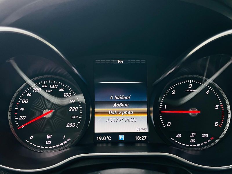Mercedes-Benz Třídy C 220D MANUÁL VÝHŘEV SENZORY LED - fotka 47 z 52