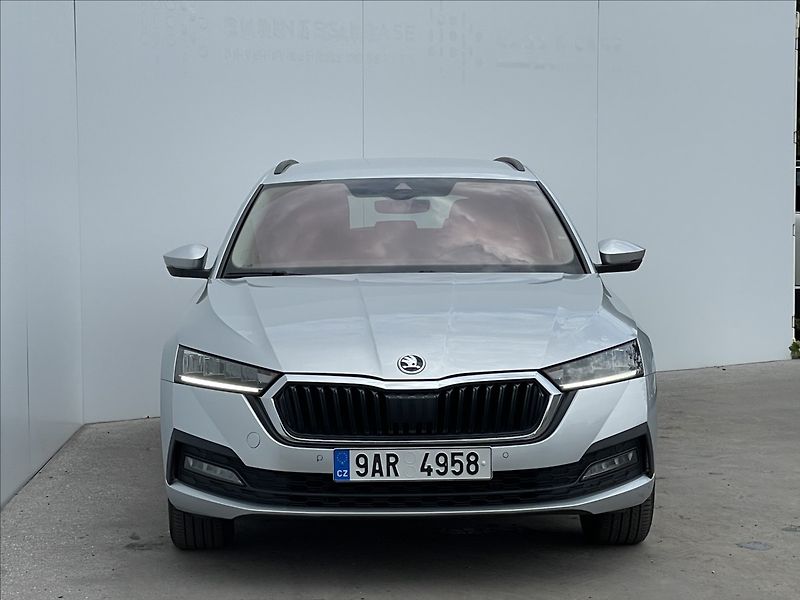 Škoda Octavia 2,0 TDI Combi Ambition Plus - fotka 22 z 24