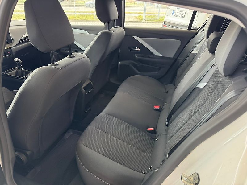 Opel Astra 1.2T 96kW 2023 - fotka 6 z 16