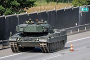 První armádní výcvik přesunu tanků Leopard 2A4 na dálnici D35.