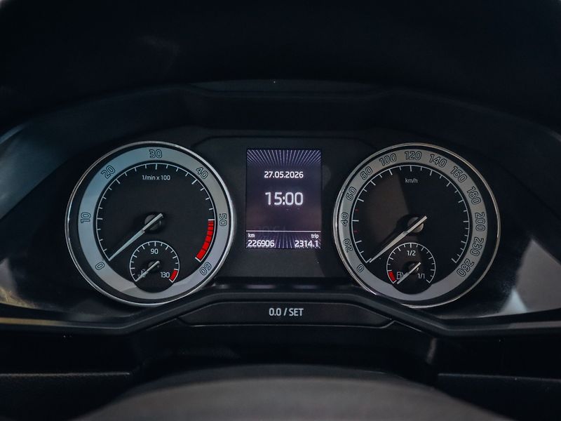 Škoda Superb 2.0 TDI DSG 140kW 4x4 L&K - fotka 12 z 25