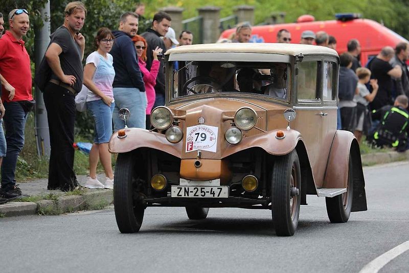 Na akci Jízda do vrchu a výstava historických vozidel se představilo na tři sta automobilů a motocyklů.