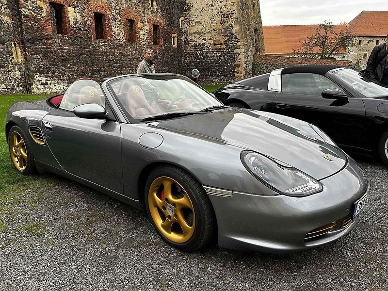 Sraz vozů Porsche ve Švihově na hradě.