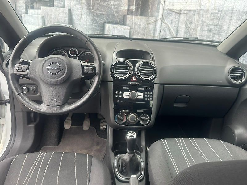 Opel Corsa (2010) 1.2i,63KW,TEMPOMAT,111 EDITION - fotka 23 z 24