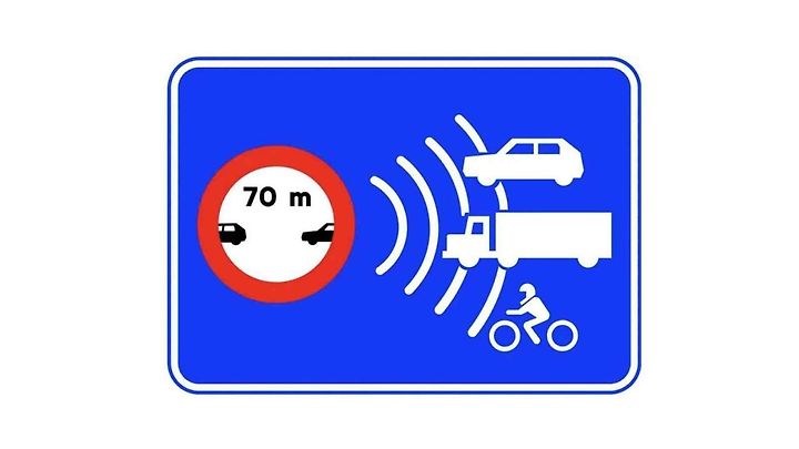 Nová dopravní značka ve Španělsku upozorňuje na měření bezpečné vzdálenosti.