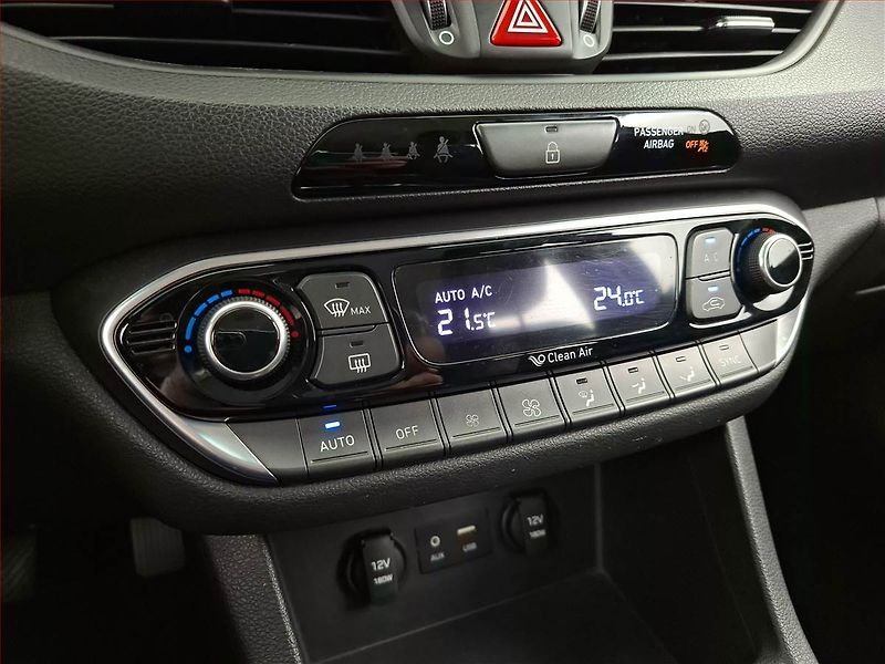 Hyundai i30 (2017) 1.6 CRDi, Navi, Tempomat - fotka 14 z 19