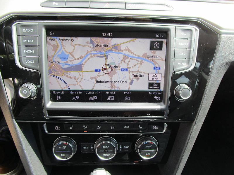 Volkswagen Passat 1,6TDI-88KW-DSG+ZÁVĚS - fotka 13 z 17