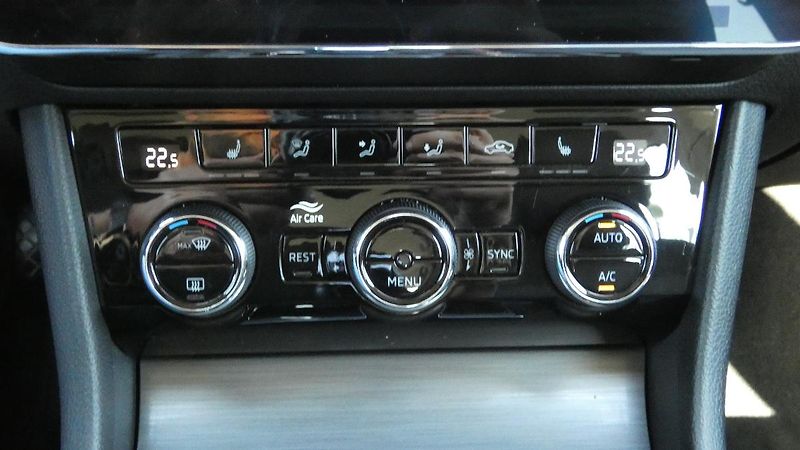 Škoda Superb Combi 2,0 TDI DSG Style - fotka 17 z 25