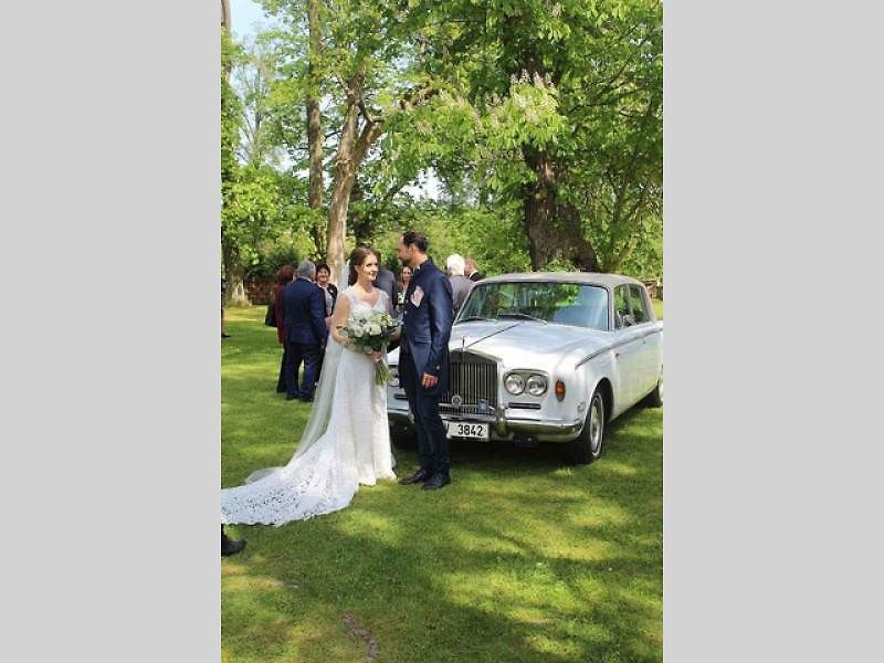 Luxusní vozy se v sobotu 4. května sjely na zámek do Lnář. Převládala auta značky Rolls-Royce.