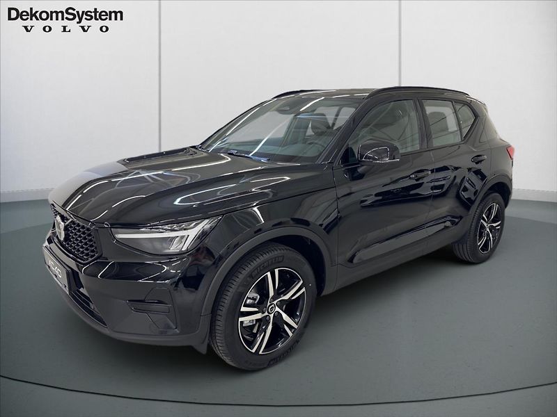 Volvo XC40 (2026) 2,0 B3 FWD Plus Dark 8353 - fotka 1 z 15