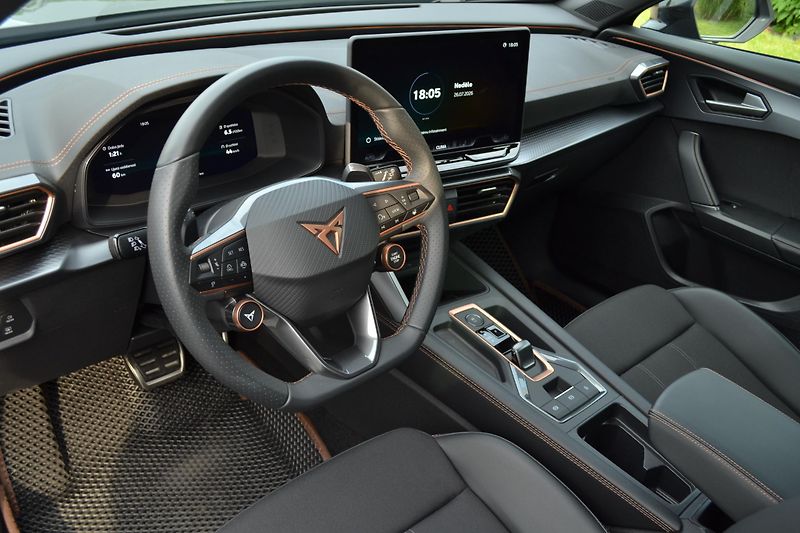 Cupra Formentor (2025) Cupra Formentor 1.5 eTSI DSG - fotka 12 z 25