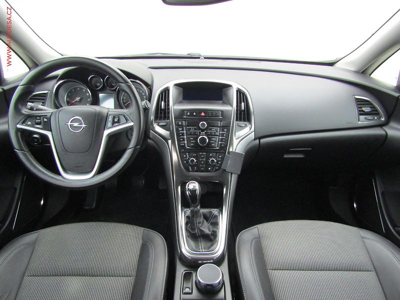 Opel Astra (2010) 1.4T, Cosmo, bixen - fotka 8 z 16
