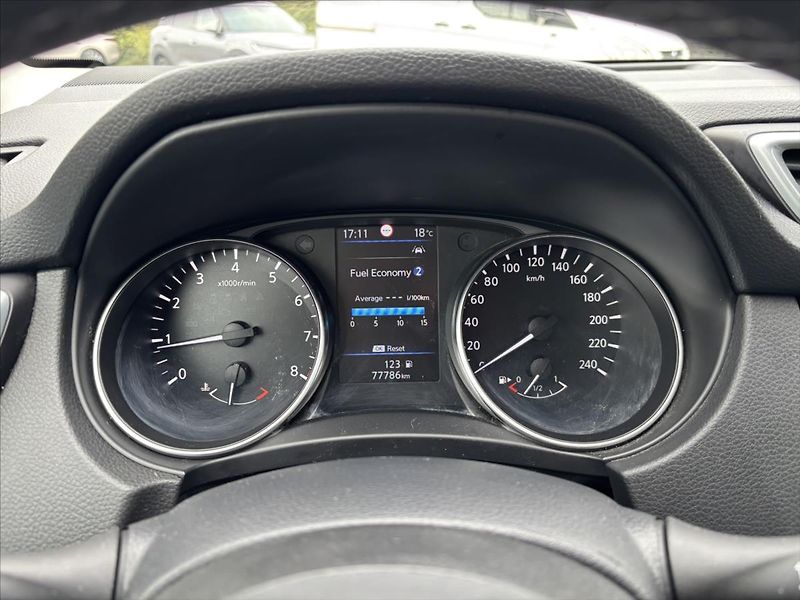 Nissan Qashqai 1,3 DIG-T Acenta VÝHŘEV KAMERA - fotka 37 z 37