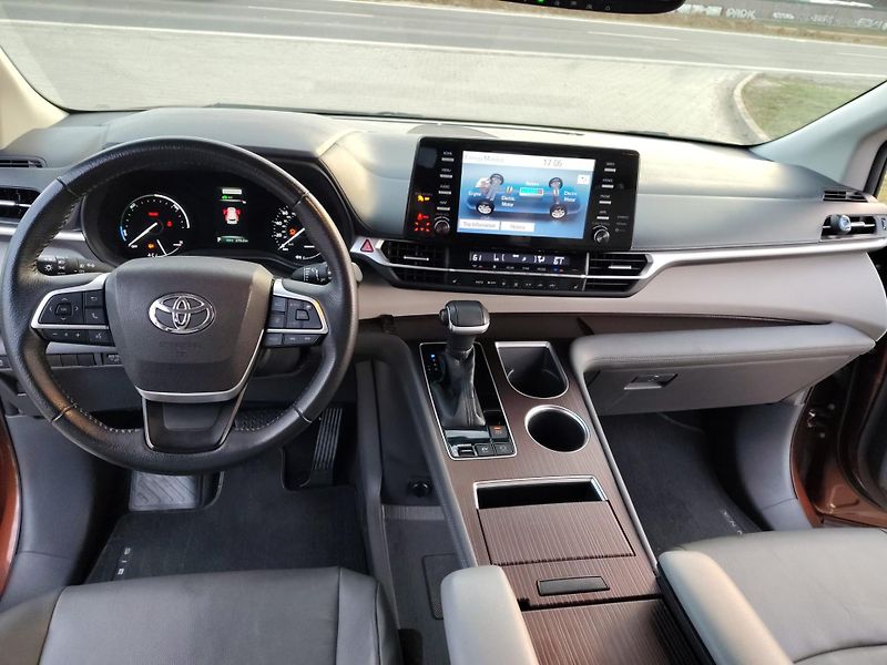 Toyota Sienna (2021) XLE 2.5 HYBRID AWD, 7 MÍST - fotka 14 z 14