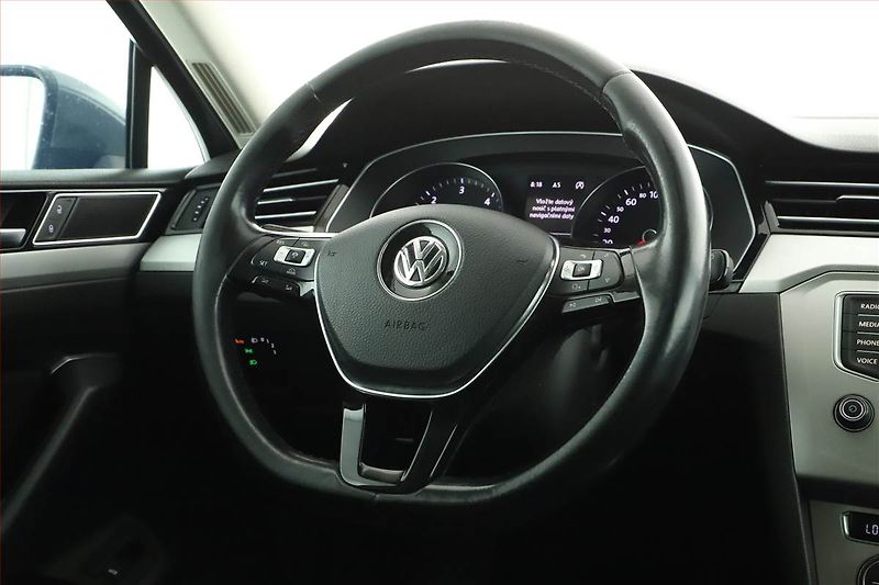 Volkswagen Passat (2016) 2.0 TDI, Serv.kniha, Navi - fotka 8 z 18