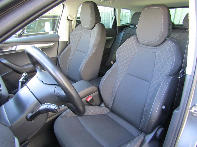 Škoda Karoq AmbitionPlus Drive 125let 1.6 - fotka 18 z 29