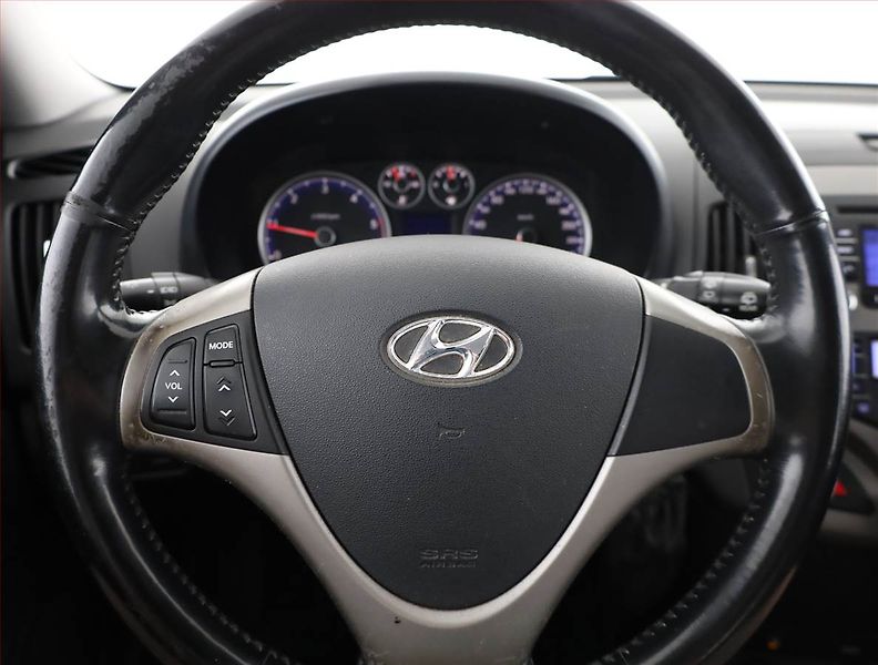 Hyundai i30 (2008) 1.6 CRDi, po STK, Tažné - fotka 8 z 13