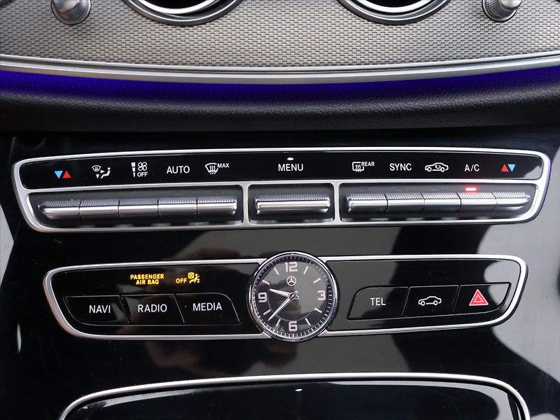 Mercedes-Benz Třídy E 2,0 220d 143kW Aut. AMG LED - fotka 30 z 40