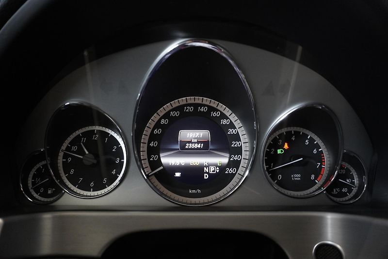 Mercedes-Benz Třídy E (2013) E200 CGI AUTOMAT - fotka 23 z 35