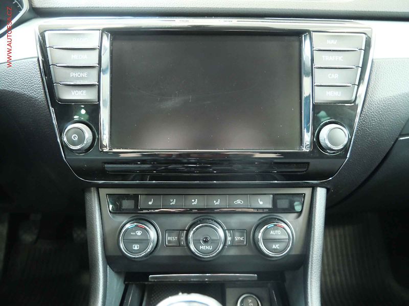 Škoda Superb (2016) 2.0TDi, ČR, Bixen, AC, park - fotka 14 z 21