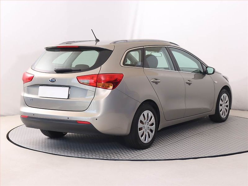 Kia Ceed (2014) 1.4 CVVT, Tempomat - fotka 5 z 17