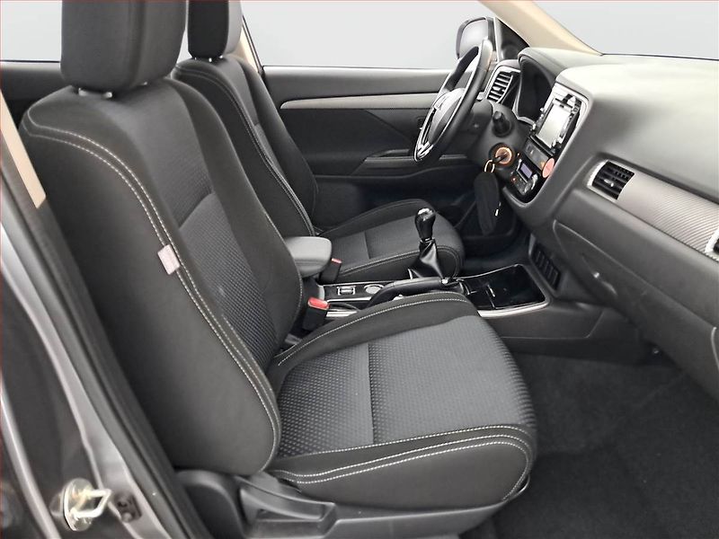Mitsubishi Outlander (2017) 2.0, Tempomat, Park. senzory - fotka 9 z 17