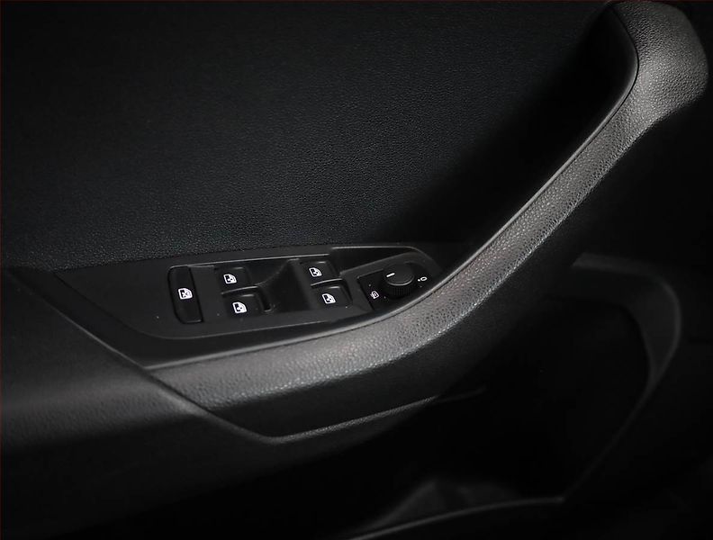 Škoda Karoq (2018) 1.0 TSI, Navi, Tempomat - fotka 15 z 17