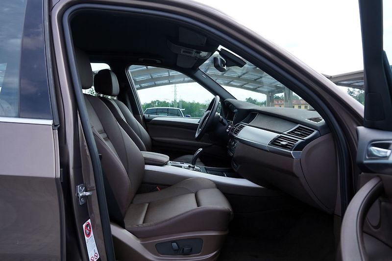 BMW X5 4.0d xDrive/kůže/7míst/55.000k - fotka 29 z 44