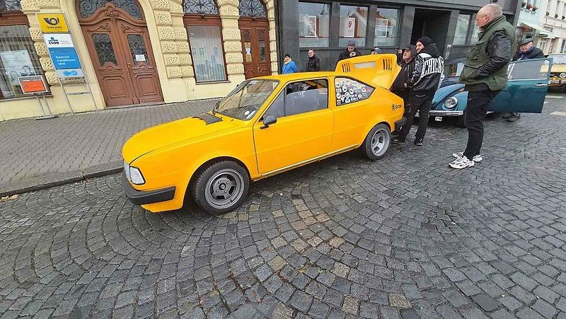 Z jedenáctého ročníku srazu autoveteránů na Husově náměstí v Rakovníku. Foto: Karel Fiala