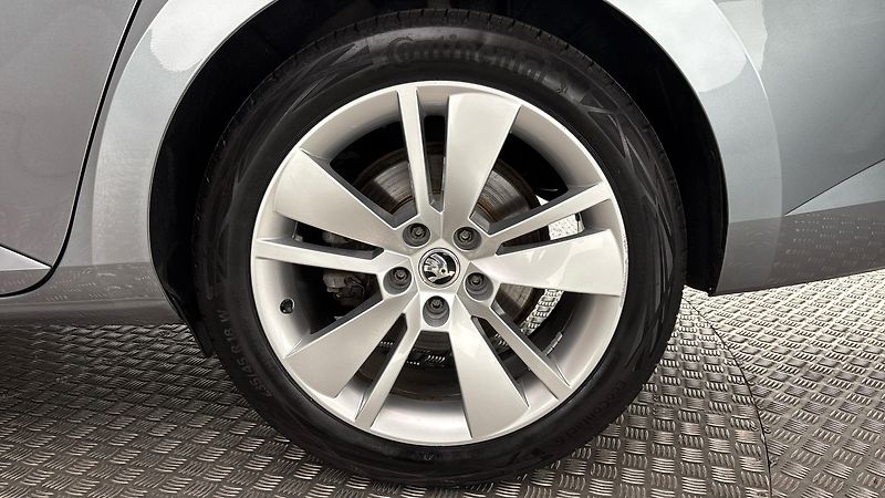 Škoda Superb 2.0 TDI DSG Style Combi - fotka 19 z 28