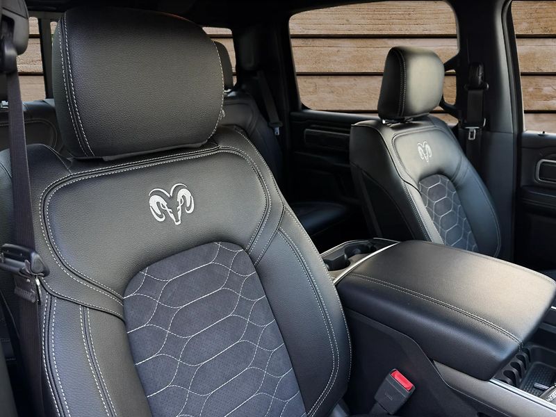 Dodge RAM (2020) +HEMI+OFFROAD PAKET+LOOK26+ - fotka 10 z 23