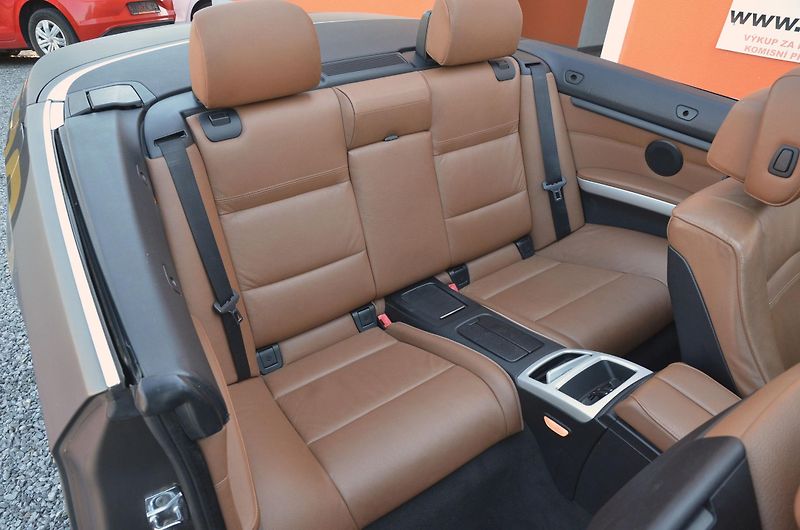 BMW Řada 3 (2009) 325i 155kW E93 Cabrio / manuál - fotka 14 z 28