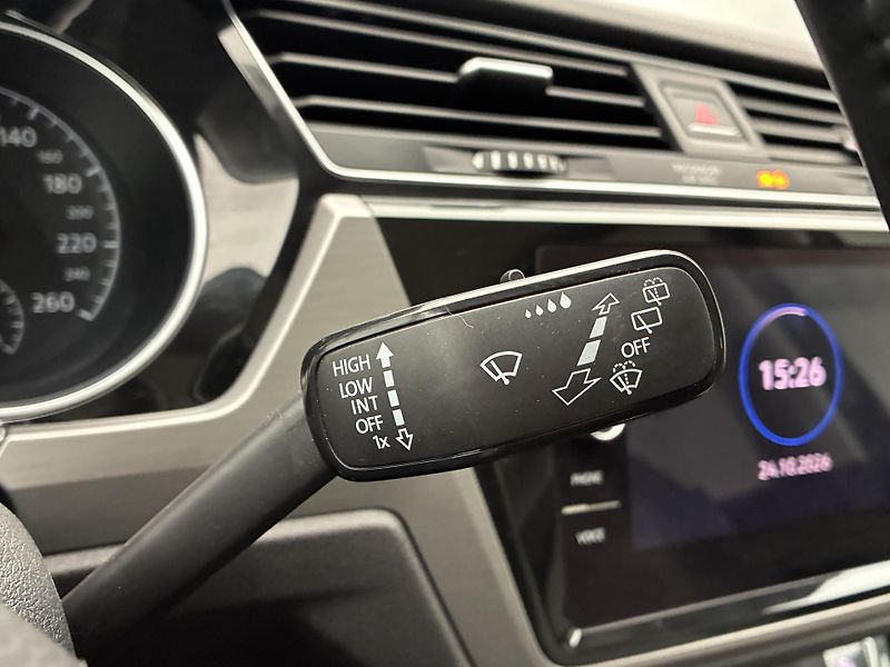Volkswagen Touran 2,0 TDI DSG Panorama 1.Maj. - fotka 19 z 32