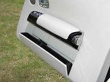 Deštník ve schránce dveří vozu Rolls-Royce Pohantom.