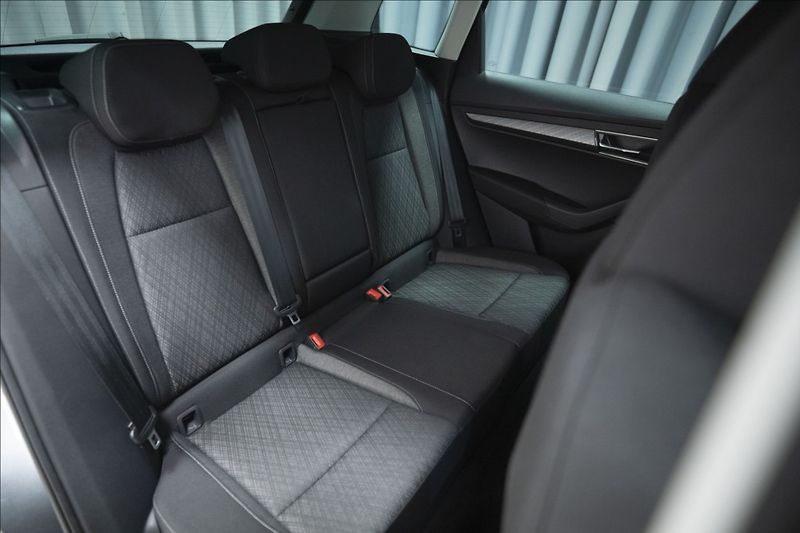 Škoda Karoq 2,0 TDI DSG 4x4 NAVI KAMERA ČR - fotka 11 z 40