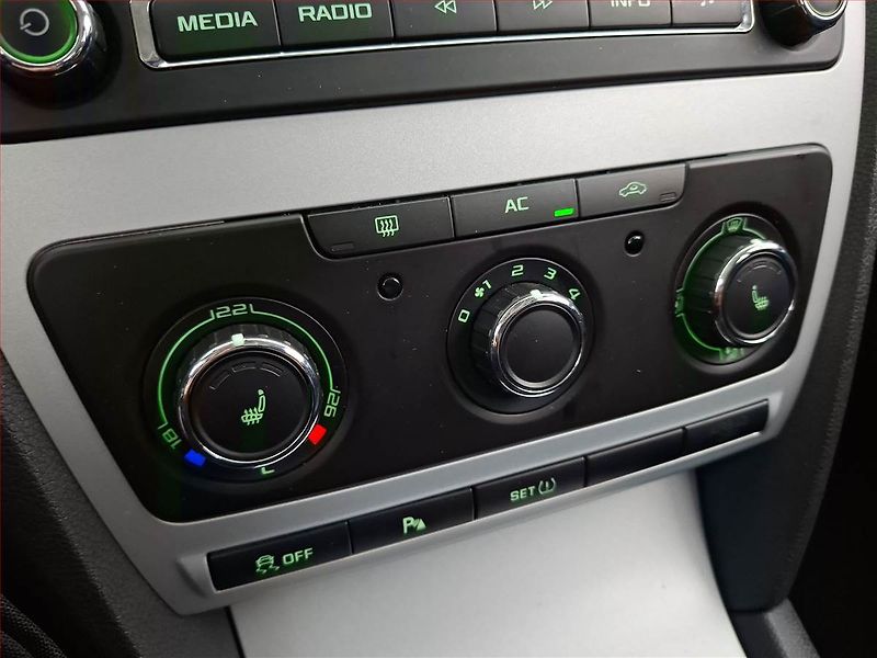 Škoda Octavia (2010) 1.6 TDI, Xenony, Tempomat - fotka 14 z 17