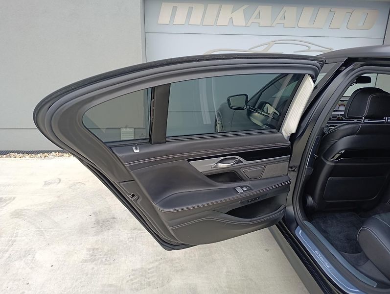 BMW Řada 7 750Ld BLACK FIRE ČR 1.MAJ - fotka 41 z 49