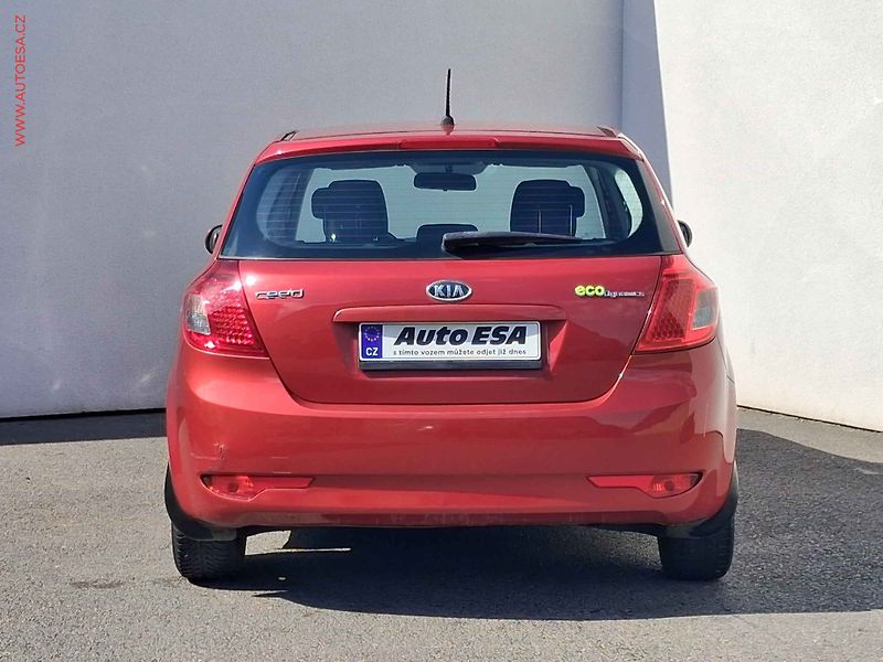 Kia Ceed (2010) 1.4 MPI, 1.maj,ČR, AC - fotka 5 z 17
