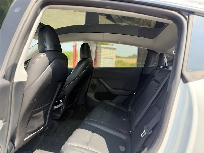 Tesla Model Y 0,0 220kW NOVÉ V ČR DPH 38tKm - fotka 21 z 34