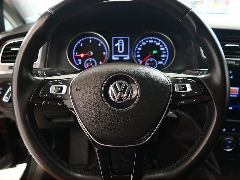 Volkswagen Golf (2018) 1.6 TDI, Automat, Navi, Xenony - fotka 16 z 18