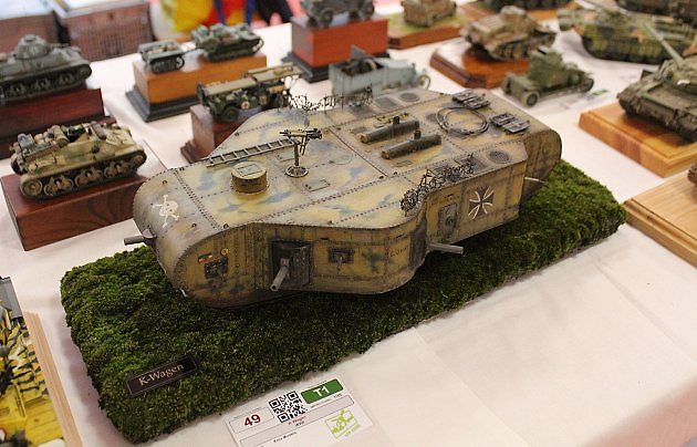 Model supertěžkého tanku K-Wagen mezi ostaními vystavenými modely na Kadaňském plasťáku 2025., zdroj: Deník/Edvard D. Beneš