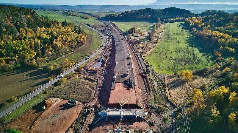 Stavba dálnice D6 u Lubence.